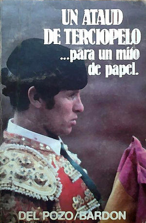 Un ataúd de terciopelo para un mito de papel